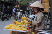 Vietnam, HANOI, Old Quarter, Street Vendor, cutting pineapple, VT1462JPL
