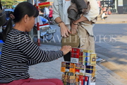 Vietnam, HANOI, Old Quarter, Street Vendor, selling cigarettes, VT1171JPL