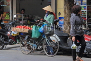 Vietnam, HANOI, Old Quarter, Street Vendor, selling fruit, VT1498JPL