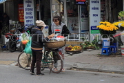 Vietnam, HANOI, Old Quarter, Street Vendor and customer, VT930JPL