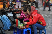 Vietnam, HANOI, Old Quarter, street food, people dining, VT1104JPL