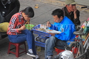 Vietnam, HANOI, Old Quarter, street food, people dining, VT1322JPL
