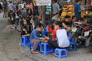 Vietnam, HANOI, Old Quarter, street food, people dining, VT1323JPL