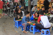 Vietnam, HANOI, Old Quarter, street food, people dining, VT1324JPL