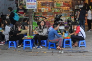 Vietnam, HANOI, Old Quarter, street food, people dining, VT1325JPL