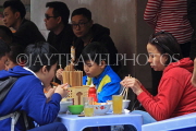 Vietnam, HANOI, Old Quarter, street food, people dining, VT1733JPL