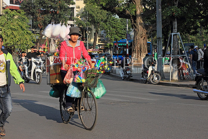 Vietnam, HANOI, Street Vendor on bicycle, VT1207JPL