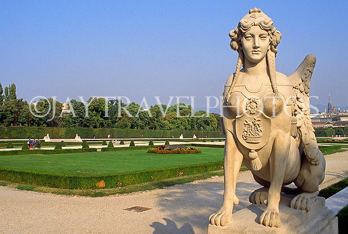 Austria, VIENNA, Belvedere Palace Gardens and statue, VIE350JPL