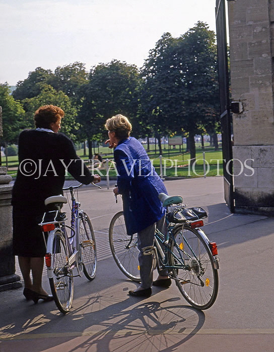 Austria, VIENNA, sightseeing by bike, two cyclitsts, VIE333JPL