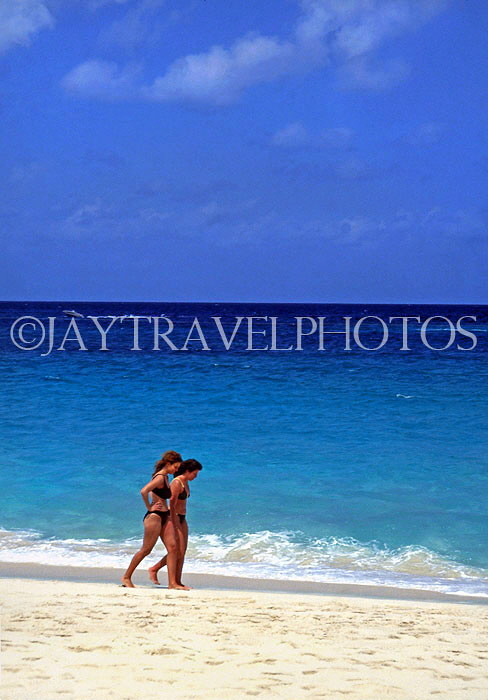 BAHAMAS, New Providence Island, Cable Beach and two tourists walking, BAH259JPL