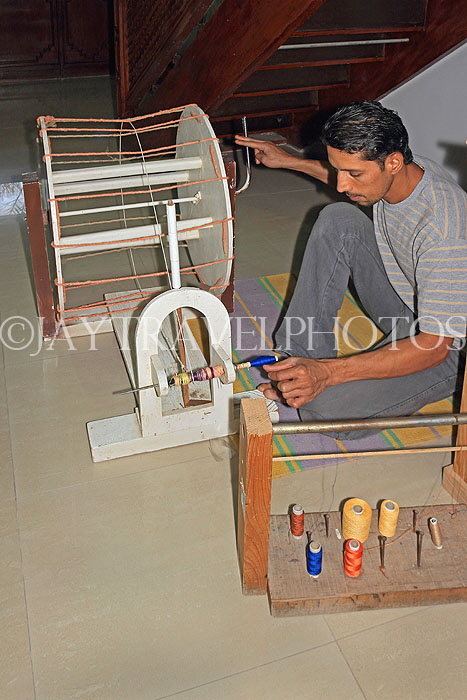 BAHRAIN, Budaiya, Al Jasrah Handicraft Centre, cloth weaving, BHR402JPL
