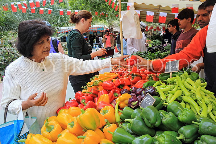 BAHRAIN, Budaiya, Farmers' Market, stalls, peppers, and shopper, BHR2027JPL