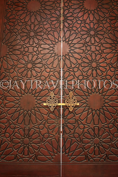 BAHRAIN, Manama, Grand Mosque (Ahmed Al-Fateh Islamic Centre), grand door, BHR316JPL