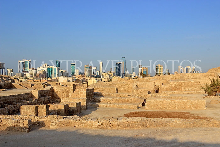 BAHRAIN, Manama, Karababad, Bahrain Fort (Qal'at al Bahrain), Manama skyline, BHR657JPL