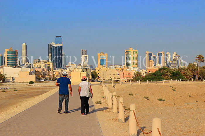 BAHRAIN, Manama, Karababad, Bahrain Fort site, and Manama skyline, BHR672JPL