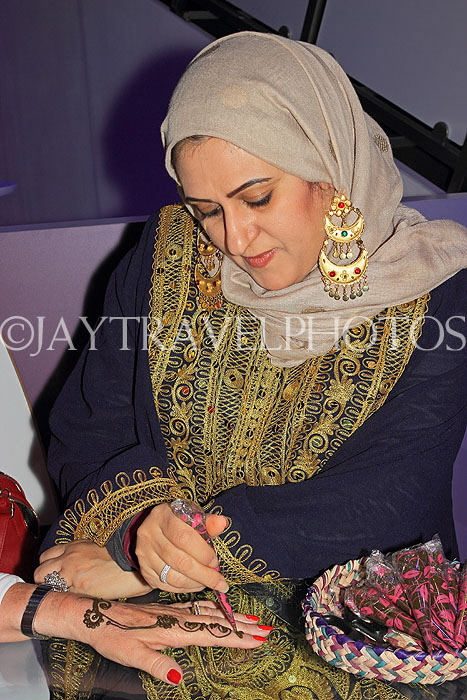 BAHRAIN, Manama, woman doing Henna Art, BHR1951JPL