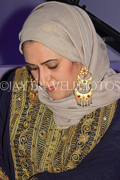 BAHRAIN, Manama, woman in traditional attire, BHR1949JPL