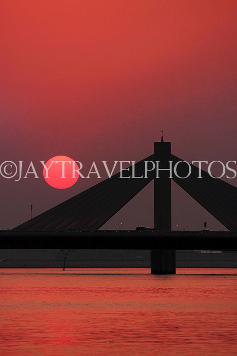 BAHRAIN, Muharraq, Shaikh Isa Causeway Bridge, view from fishing village area, sunset, BHR2506JPL