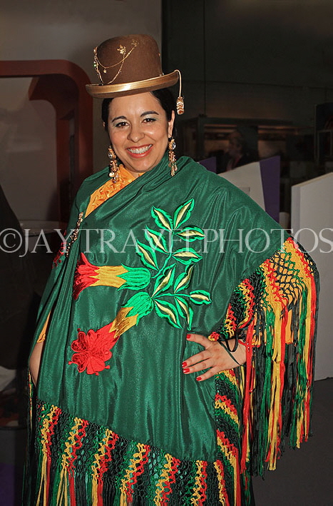 BOLIVIA, woman in traditional dress and bowler hat, BOL105JPL