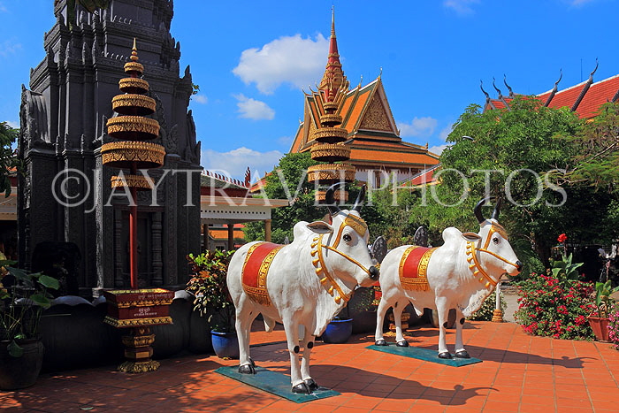 CAMBODIA, Siem Reap, Wat Preah Prom Rath, temple site, white Oxen sculptures, CAM2194JPL