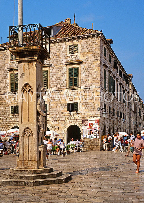 CROATIA, Dubrovnik, Old Town street and Orlando's Pillar, CRO474JPL