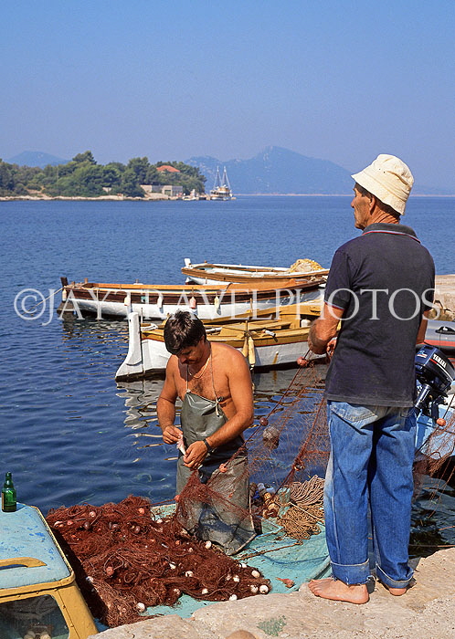 CROATIA, Elaphite Islands (Dubrovnik Coast), KOLOCEP, fisherman mending net, CRO494JPL