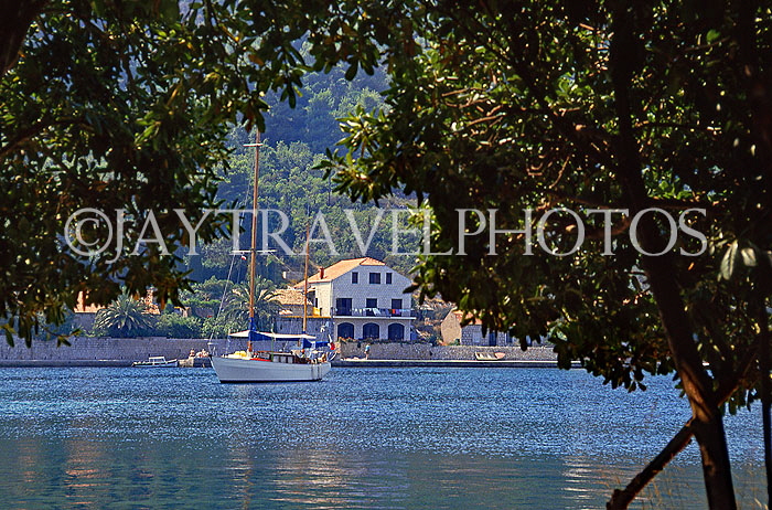 CROATIA, Elaphite Islands (Dubrovnik Coast), SIPAN, island view, CRO428JPL