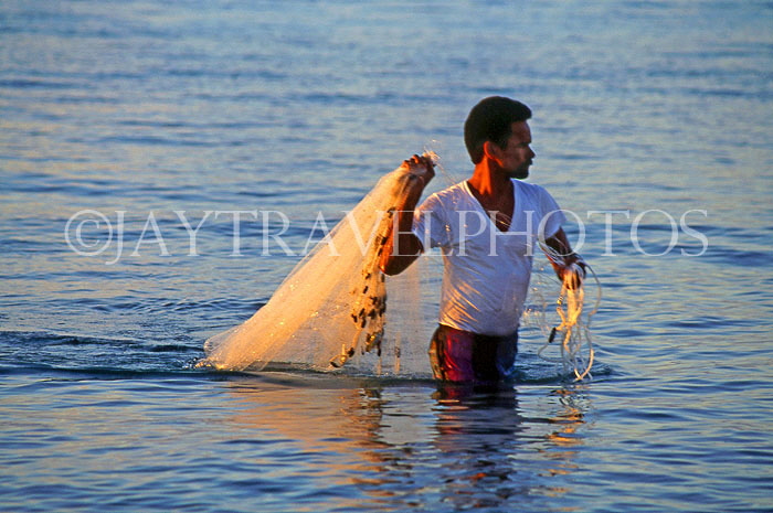 Cayman Islands, GRAND CAYMAN, fisherman with net, CAY91JPL