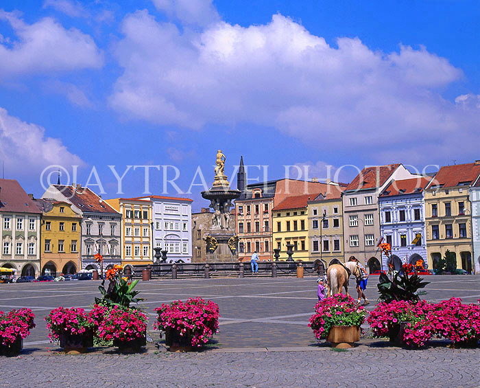 Czech Rep, CESKE BUDEJOVICE, Old Town Sq (Namesti (Premysla Ptaka II) and fountain, CZ869JPL