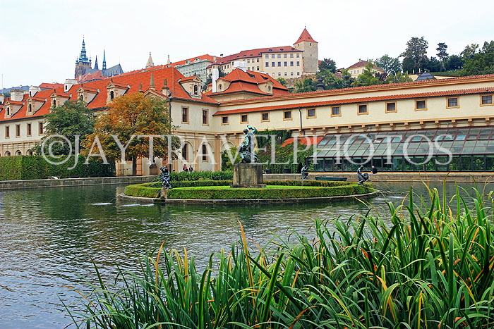 Czech Rep, PRAGUE, Mala Strana, Wallenstein Palace gardens, pond with island, CZ1529JPL