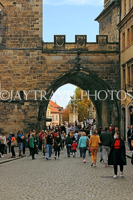 Czech Rep, PRAGUE, Mala Strana, entrance to Charles Bridge, CZ1572JPL