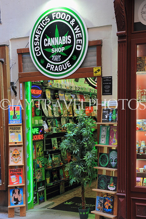 Czech Rep, PRAGUE, old town, shop front, CZ1189JPL