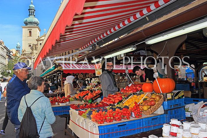 Czech Rep, PRAGUE, outdoor market scene, CZ1367JPL