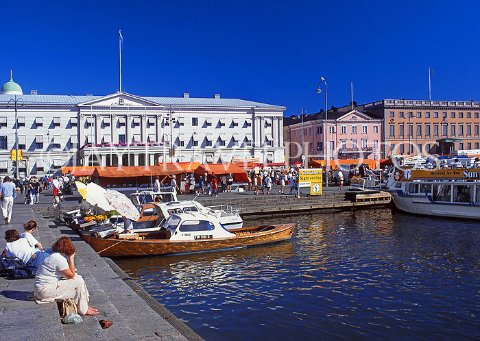 FINLAND, Helsinki, Market Square and waterfront, FIN728JPL