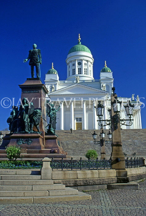 FINLAND, Helsinki, Senate Square, Cathedral and Alexander II statue, FIN850JPL