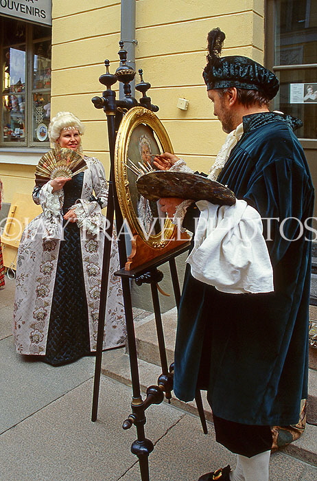 FINLAND, Helsinki, Senate Square, Sofia Day celebrations, people in period attire, FIN860JPL
