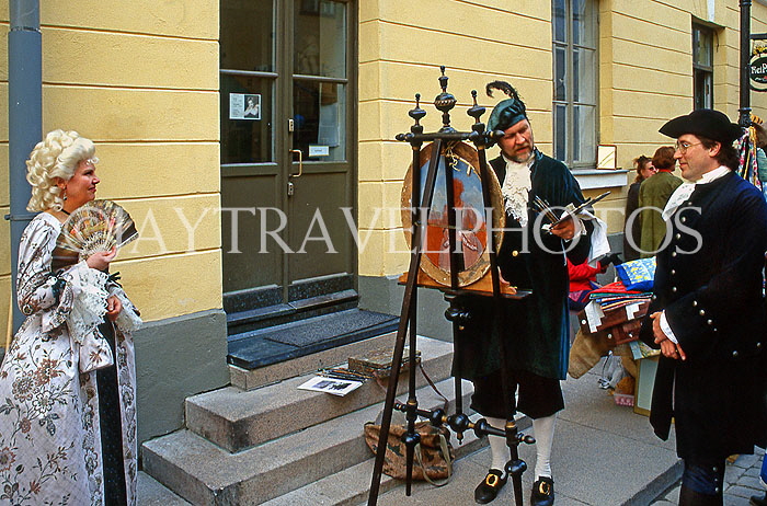 FINLAND, Helsinki, Senate Square, Sofia Day celebrations, people in period attire, FIN861JPL