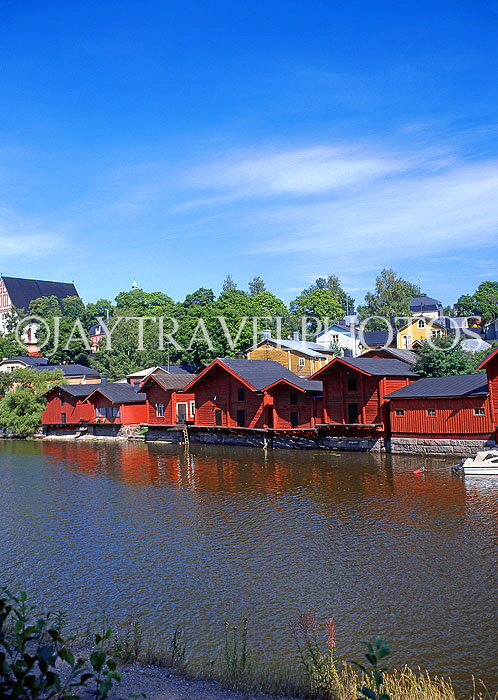 FINLAND, Porvoo, traditional old wooden houses along Porvoo River, FIN767JPL