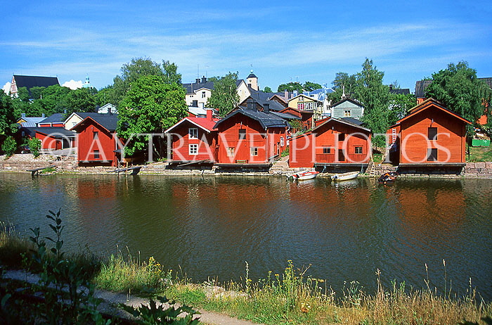 FINLAND, Porvoo, traditional old wooden houses along Porvoo River, FIN836JPL