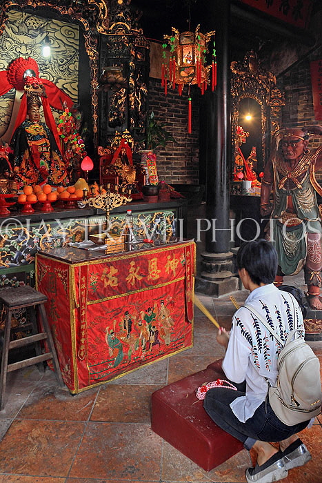 HONG KONG, Cheung Chau island, Pak Tai Temple, interior, worshipper at altar, HK1490JPL