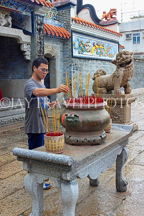 HONG KONG, Cheung Chau island, Pak Tai Temple, worshipper with incense, HK1511JPL