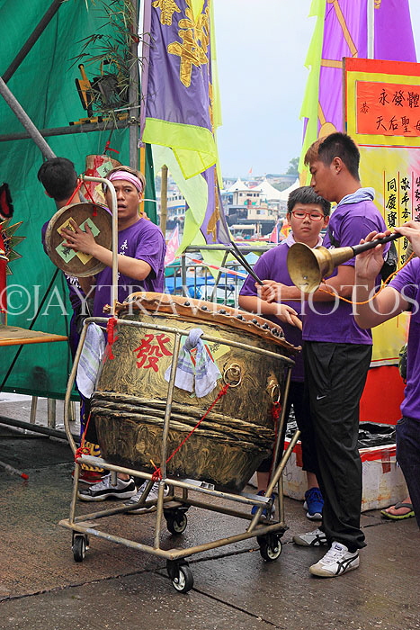 HONG KONG, Cheung Chau island, Tin Hau Festival parades, drum beating, HK1611JPL