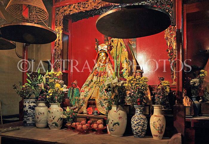 HONG KONG, Hong Kong Island, Man Mo Temple, altar stautes of deity, HK1896JPL