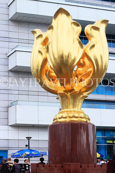 HONG KONG, Hong Kong Island, Wan Chai, Golden Bauhinia Sq, Bauhinia statue, HK2096JPL