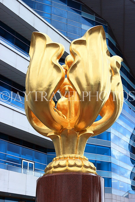 HONG KONG, Hong Kong Island, Wan Chai, Golden Bauhinia Sq, Bauhinia statue, HK2097JPL