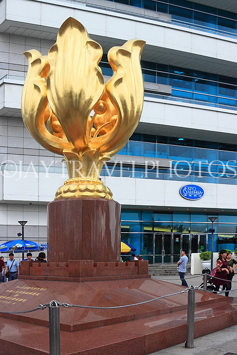HONG KONG, Hong Kong Island, Wan Chai, Golden Bauhinia Sq, Bauhinia statue, HK2098JPL
