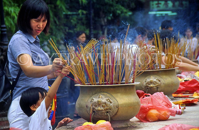 HONG KONG, Kowloon, Wong Tai Sin Temple, worshippers sticking joss sticks, HK490JPL