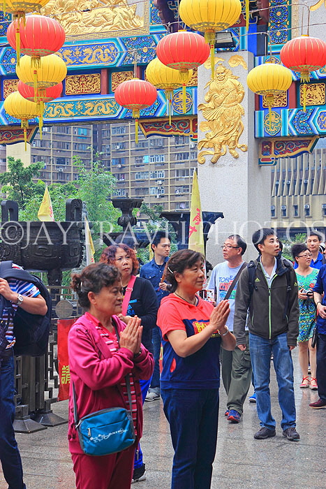 HONG KONG, Kowloon, Wong Tai Sin Temple, worshippers with incense sticks, HK1177JPL