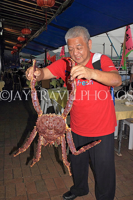 HONG KONG, Sai Kung, waterfront, Hung Kee Seafood Restaurant, man holiding large crab, HK1393JPL