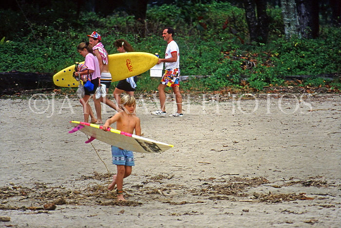Hawaiian Islands, OAHU, Waikiki Beach, family, with surfboards, HAW366JPL
